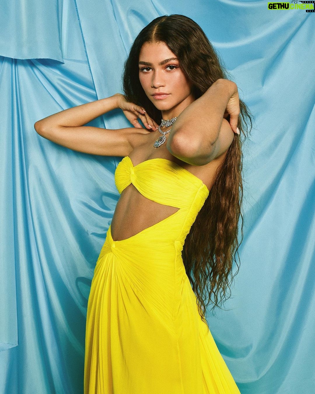 Zendaya - 8.1 Million Likes - 🌻
@maisonvalentino @bulgari @luxurylaw @pppiccioli @quillemons @vanityfair
@larryjarahsims @officialsheiks