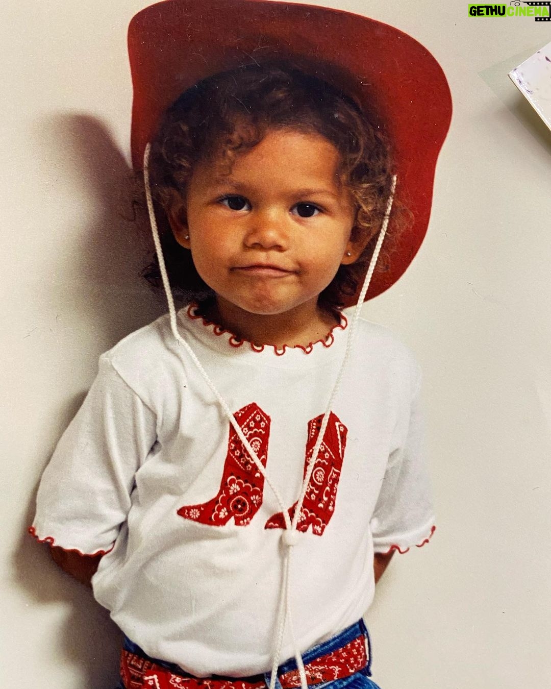 Zendaya Instagram - I’m incredibly grateful for all the beautiful birthday wishes I received yesterday, feeling very very special, so thank y’all ♥️ Here’s to 24