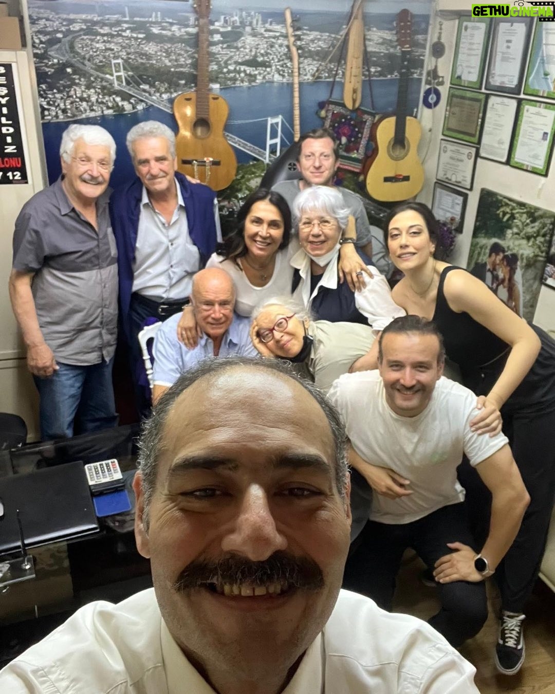Zerrin Sümer Instagram - “ Vatikanın şifresi “ setinden. Bol kahkahalı güzel dakikalar içinde hasret giderdik❤️👍👏