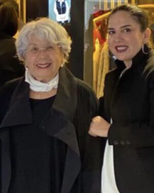 Zerrin Sümer Instagram - An itibarıyla Bodrum . Çok sevdiğim genç dostum Dilekle beraber . T&dee consept  açılışındayız ( çoğunluk Dilek üretim ) Çok şık abiye kostümler ilgilenlere duyuru 😄✋