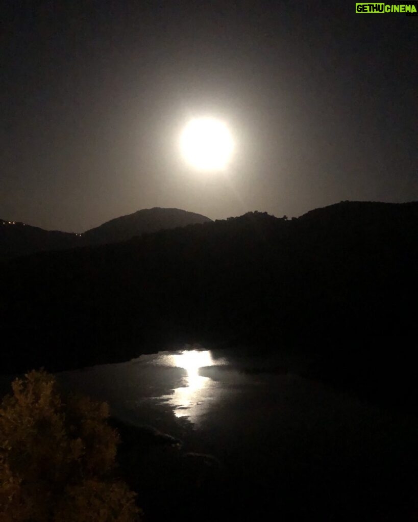 Zerrin Sümer Instagram - 20 Eylül Salı Dalaman . Ay bu akşam da göle düştü …İyi geceleriniz olsun . ✋