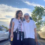 Zerrin Sümer Instagram - Zaman ne çabuk geçiyor , tam bir hafta olmuş bu fotoğraf çekileli . Sette işimin tamamen bittiği gün Çiğdemle ( ilk defa çalıştığım gençlerden Çiğdem . Bazen karşılaşıyorum aynı kişilerle, seviniyorum inanın . Bu sektör uzaktan davulun sesi gibidir ,sevmeden asla yapılamaz )