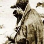 Zerrin Sümer Instagram – Bu fotoğrafını ne zaman görsem ATA’m ; senin  görerek baktığın uzaklardan vaz geçtim ; biz burnumuzun dibini göremedik. Her olabilir dediğin oldu , daha neler olacak düşünmek dahi istemiyorum . Birlik beraberlik sevgi saygı  özelliğimizdi kaybettik . Öyle çok şeyler kaybettik ki Atam yazmaya elim varmıyor . Etrafımız da  yangın yerine döndü . Kan göz yaşı . İnsan ırkı doyumsuz biliyorsun Atam ; kan dökmeyi seviyor ,  tüfek  îcâd oldu mertlik bozuldu denir di ya ; tüfek masum kalır mertlikte,  bombalar yağıyor  masum çocukların üstüne . Hiç bitmiyor bitmeyecek gibi de Ata’m ; İnsan olmaktan vaz geçenlerin  dünyası  oldu dünya….