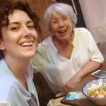 Zerrin Sümer Instagram – Haziran da bitiyor , günler sanki yaşanmadan geçti gibi . Ara sıra gelince daha hoş geliyor İstanbul . Bu sefer tam köyden indim şehire misali oldum sanki daha bir kalabalık mı olmuş ne İstanbul . Taksi bulmak mümkün değil ,.Bayağı yol yürüdüm  bu sefer , çok  sıcak olmasa daha keyifli olurdu tabi . Canım Elit geldi beni aldı ve Banu’ya geldik . Daldan dala konuştuk gülüştük keyif aldık . Güzel yürekli güzel kızlarım benim . Hem güzel hem akıllı hem iyi kalpli hem yetenekli . Bal kızlarım ❤️🥰😘😘