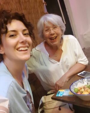 Zerrin Sümer Instagram - Haziran da bitiyor , günler sanki yaşanmadan geçti gibi . Ara sıra gelince daha hoş geliyor İstanbul . Bu sefer tam köyden indim şehire misali oldum sanki daha bir kalabalık mı olmuş ne İstanbul . Taksi bulmak mümkün değil ,.Bayağı yol yürüdüm  bu sefer , çok  sıcak olmasa daha keyifli olurdu tabi . Canım Elit geldi beni aldı ve Banu’ya geldik . Daldan dala konuştuk gülüştük keyif aldık . Güzel yürekli güzel kızlarım benim . Hem güzel hem akıllı hem iyi kalpli hem yetenekli . Bal kızlarım ❤️🥰😘😘