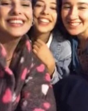 Zerrin Sümer Instagram - Ceren İlayda Yağmur can kızlarım çok mutlu ettiniz beni . Son dakikada  fotoğrafınızı  çektim  ya  sonra aklıma geldi niye videoya almadım  diye . Çok güzeldiniz yine canlarım .Ben de seviyorum sizi .❤️❤️❤️😘😘😘
