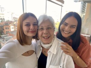 Zerrin Sümer Instagram - 😍Bu gün İstanbul’daki evime Dalamandan çok sevdiğim güzel komşularım geldi hoş gelmişler , mutlu ettiler beni . Yakında Ankara’ya gidiyorlar . Her şey gönüllerince  güzel ve kısmetli olsun inşallah 🙏🌺🌼🌼