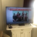 Zerrin Sümer Instagram – Ben bilmiyordum Bu sabah Ayşenur Aslan yayın sırasında söyleyip fotoğrafı yayınlayınca göz yaşlarıma hakim olamadım . İşte sonsuza dek , ister zehrolsun hayat bitmeyen sevgi özlem hasret le ATATÜRK anılacak sevgisi bitmeyecek . Sağolun ATATÜRK ‘ÜN kızları varolun 🙏❤️