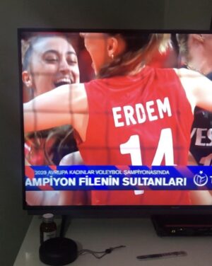Zerrin Sümer Instagram - 😍Bu nasıl  bir duygu Tanrım elim dilim tutuldu  ne yazılır ki  mutluluğun fotoğrafına ❤️❤️❤️🇹🇷🇹🇷🇹🇷👏👏👏⭐️⭐️⭐️🌺🌸🌼🌹🌷🥀🌻🪻💐😘😘😘😘😘😘😘😘😘😘😘