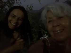 Zerrin Sümer Instagram - Arkada Dalaman , Nurgülle bahçeler aradı  çay  partisi . ( ikimiz de kendi bahçemizdeyiz . Yarın sabah İstanbula  yolculuk … İyi geceler canlar sağlıkla kalın hoşça kalın .🌺🌼🌸