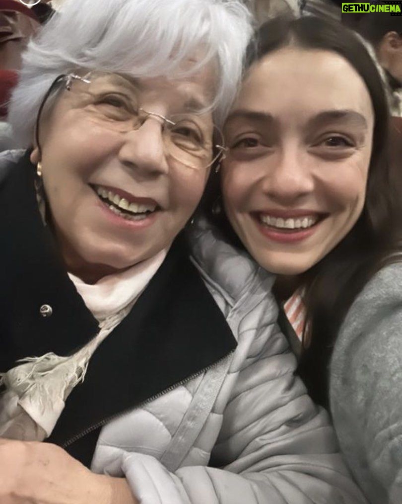 Zerrin Sümer - 3.3K Likes - Merve Dizdar nasıl güler bilseniz nasıl içten sarılır , kendisiyle barışık , enerjisi gözlerindeki pırıltı ve sevgi dolu yüreği ile tanıdım onu . İyi ki tanıdım , iyi ki . ❤️😘😘