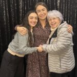 Zerrin Sümer Instagram – Dün akşam ziyafetteydim “Aydınlık evler” oyununda . Son günlerin kasveti stresi çöküntüsü üzerimde her şey anlamsızlık içinde üzerimdeydiler karabasanlar misali . Epeydir Tiyatroya da gidememiştim . Nasıl@iyi geldi bana anlatamam iksir gibi . Sahnede olmayı da bu kadar özlediğimi bilmezdim . Hele Demetle yıllarca ana kız oynadığımızı düşünürsek . Çok sevdim çok güldüm  yıllar öncesinden anılar doyum tokum bir oyun çok başarılı traji komik . Yine Yılmaz Erdoğan döktürmüş , yüreğine eline sağlık . Tüm emeği geçenleri kutluyorum alkışınız seyircinizçok olsun 🙏. Kaçırmayın derim 👏❤️💐🎭