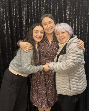 Zerrin Sümer Instagram - Dün akşam ziyafetteydim “Aydınlık evler” oyununda . Son günlerin kasveti stresi çöküntüsü üzerimde her şey anlamsızlık içinde üzerimdeydiler karabasanlar misali . Epeydir Tiyatroya da gidememiştim . Nasıl@iyi geldi bana anlatamam iksir gibi . Sahnede olmayı da bu kadar özlediğimi bilmezdim . Hele Demetle yıllarca ana kız oynadığımızı düşünürsek . Çok sevdim çok güldüm  yıllar öncesinden anılar doyum tokum bir oyun çok başarılı traji komik . Yine Yılmaz Erdoğan döktürmüş , yüreğine eline sağlık . Tüm emeği geçenleri kutluyorum alkışınız seyircinizçok olsun 🙏. Kaçırmayın derim 👏❤️💐🎭
