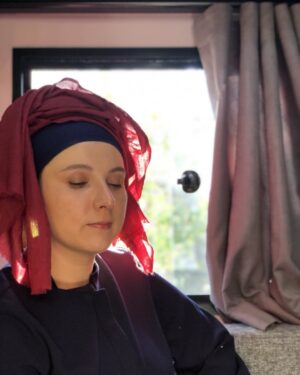 Zerrin Sümer Instagram - Karavanda birkaç dakika önce çektik Gamze Karaduman . Çok tatlı akıllı bilgili işine saygılı tiyatro kadını . Oyunculuğu “ Aramızda kalsın “
dizisiyle dikkatimi çekmişti çok beğenmiştim . Hiç yanılmam . Yolu açık yüreğinin istediği gibi olsun 👏❤️( Şükran karakterinde ) ,@gamzek8