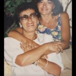 Zerrin Sümer Instagram – Nergisim göndermiş fotoğrafı , yıllar öncesinden . Ona doğum gününde sürpriz yapmıştım Bodrumda evinin önünden seslendiğinde nasıl çığlık attığını unutmam . 2 gün kalıp dönmüştüm . Her dakikadı keyifli  geçen eylenceli günlerdi 😄 AliPoyrazoğlu  Tyt Orkestra  oyununda tanıştık Nergisle o gün bu gün kopmayan arkadaşlık dostluk sırdaşlık can yoldaşlığı . Ve dolu dolu anılar . Anlattıkça güldüğümüz ağladığımız hayatlar . Paylaşmak istedim sizlerle .😊