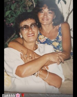 Zerrin Sümer Instagram - Nergisim göndermiş fotoğrafı , yıllar öncesinden . Ona doğum gününde sürpriz yapmıştım Bodrumda evinin önünden seslendiğinde nasıl çığlık attığını unutmam . 2 gün kalıp dönmüştüm . Her dakikadı keyifli  geçen eylenceli günlerdi 😄 AliPoyrazoğlu  Tyt Orkestra  oyununda tanıştık Nergisle o gün bu gün kopmayan arkadaşlık dostluk sırdaşlık can yoldaşlığı . Ve dolu dolu anılar . Anlattıkça güldüğümüz ağladığımız hayatlar . Paylaşmak istedim sizlerle .😊