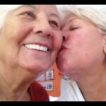 Zerrin Sümer Instagram - Birtanem ablam ,arkadaşım ,dostum ,sırdaşım ,can yoldaşımdın ÖĞRETMENİMDİN Işıklarda uyu meleğim , öğretmenler günün kutlu olsun 💐❤️ Seni çok seviyorum yaşadığım sürece yaşayacaksın benimle meleğim ❤️