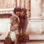 Zerrin Sümer Instagram – Bir fotoğraf ararken  karşıma çıktı 1976 yılında canım ablamla 3 haftalığına  grup İtalya gezisi . Işıklarda uyusun birtanem çok anılarımın kişisi . Ablam arkadaşım dostum yarı annem hayatta tereddütsüz güvendiğim tek kişi , özlemim hiç bitmeyecek ❤️🙏