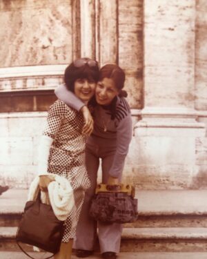 Zerrin Sümer Instagram - Bir fotoğraf ararken  karşıma çıktı 1976 yılında canım ablamla 3 haftalığına  grup İtalya gezisi . Işıklarda uyusun birtanem çok anılarımın kişisi . Ablam arkadaşım dostum yarı annem hayatta tereddütsüz güvendiğim tek kişi , özlemim hiç bitmeyecek ❤️🙏