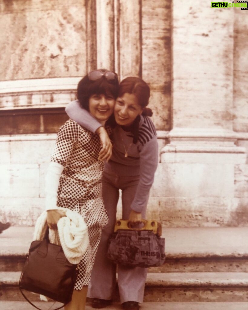 Zerrin Sümer Instagram - Bir fotoğraf ararken karşıma çıktı 1976 yılında canım ablamla 3 haftalığına grup İtalya gezisi . Işıklarda uyusun birtanem çok anılarımın kişisi . Ablam arkadaşım dostum yarı annem hayatta tereddütsüz güvendiğim tek kişi , özlemim hiç bitmeyecek ❤️🙏