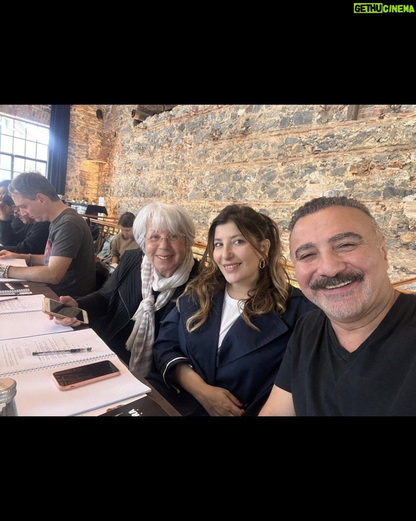 Zerrin Sümer Instagram - Şebnem Bozoklu ve Cengiz Bozkurt “Mucize aynalar “filminde oğlum ve gelinim . 🧿 ❤️ güzeliz değil mi? 👍😋
