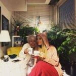 Zerrin Sümer Instagram - Yine uzun bir aradan sonra kendi evim gibi anahtarımla girdim evine Evrenin . Konuşacak çok şey var . Kış bahçesinde bitki çaylarımızla dün bu gün yarın muhabbeti . Özlem gidermece , özlemişim çok … Caddebostan