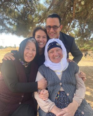 Zerrin Sümer Instagram - Hadi bir fotoğraf çekilelim dedik set arasında ve arkası geldi . Çok güldük . ( Gül masalı”