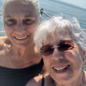 Zerrin Sümer Instagram - Sayılı güzel günler bitmesini istemesiniz bile bitiyor . Geride insanı gülümseten anılar bırakıyor . “Beni İnandır” film deki  işimiz dün akşam bitti . Mükemmel bir ekip yönetmeninden set işçisine dek . Çok mutlu olduk her yönüyle her şeyiyle . Sağolsunlar yolları açık şansları çok olsun 👏🙏❤️🌺💙