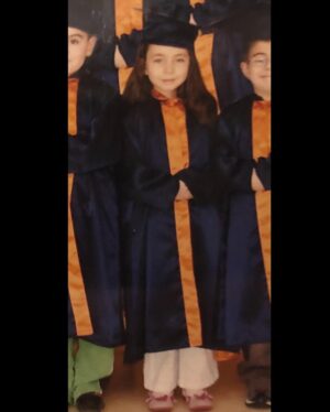 Zeynep Bostancı Instagram - Normalde şu sıralar mezuniyetimiz olacaktı o yüzden 2. fotoğrafı yeni çekinmişim gibi davranalım