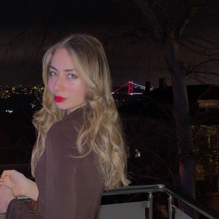 Zeynep Bostancı Instagram - they say blondes have more fun anyway