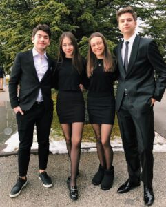 Zeynep Bostancı Instagram - Normalde şu sıralar mezuniyetimiz olacaktı o yüzden 2. fotoğrafı yeni çekinmişim gibi davranalım