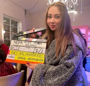 Zeynep Bostancı Instagram - 7 aylık Kendi Düşen Ağlamaz serüveni… 🎬💛👋