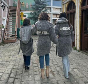 Zeynep Bostancı Instagram - 7 aylık Kendi Düşen Ağlamaz serüveni… 🎬💛👋