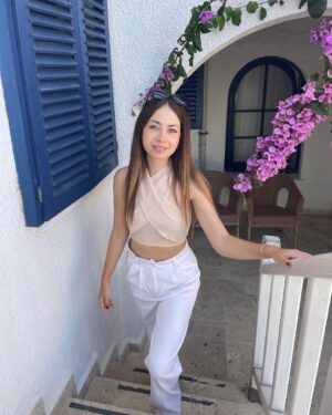 Zeynep Bostancı Instagram - ⋆｡ ﾟada dump 🩵 ⋆｡ ﾟ☾ ﾟ｡ ⋆🌺 
 ve sonda hayatımda aldığım en süslü dondurma