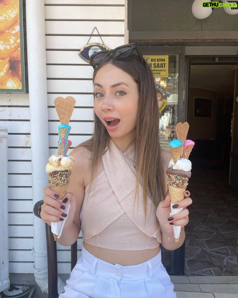 Zeynep Bostancı Instagram - ⋆｡ ﾟada dump 🩵 ⋆｡ ﾟ☾ ﾟ｡ ⋆🌺 ve sonda hayatımda aldığım en süslü dondurma Büyükada
