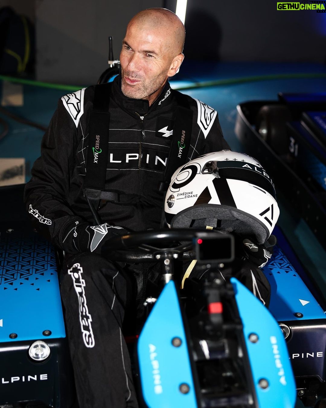 Zinedine Zidane Instagram - An inspiring day with the Alpine family in Madrid. 🏎️ ⚽️