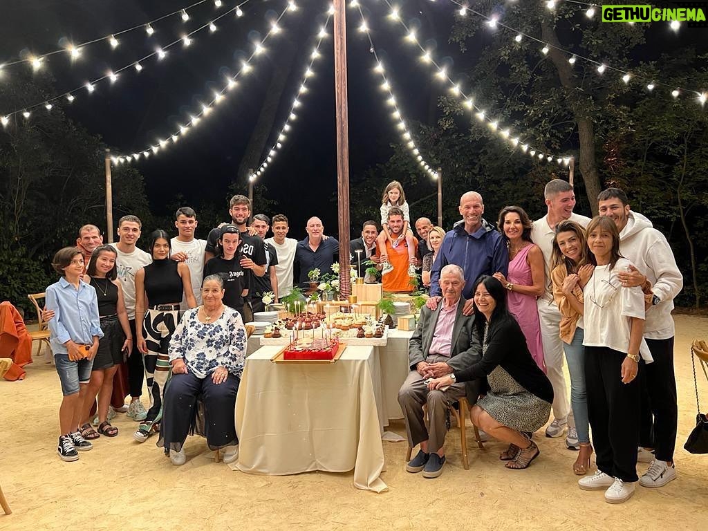 Zinedine Zidane Instagram - 50 ans 😅 en Famille ❤️ Merci pour tous vos messages !