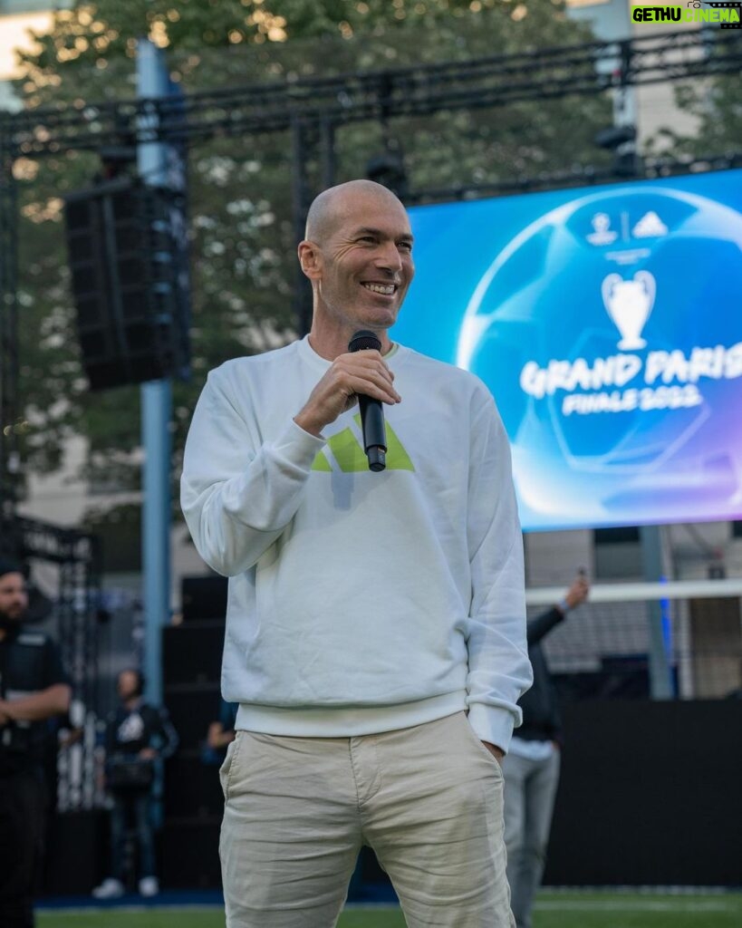 Zinedine Zidane Instagram - Revenir sur le Playground pour fêter le football ensemble. Merci Saint-Denis ! #GrandParisFinale @adidasfootball Saint-Denis, Seine-Saint-Denis