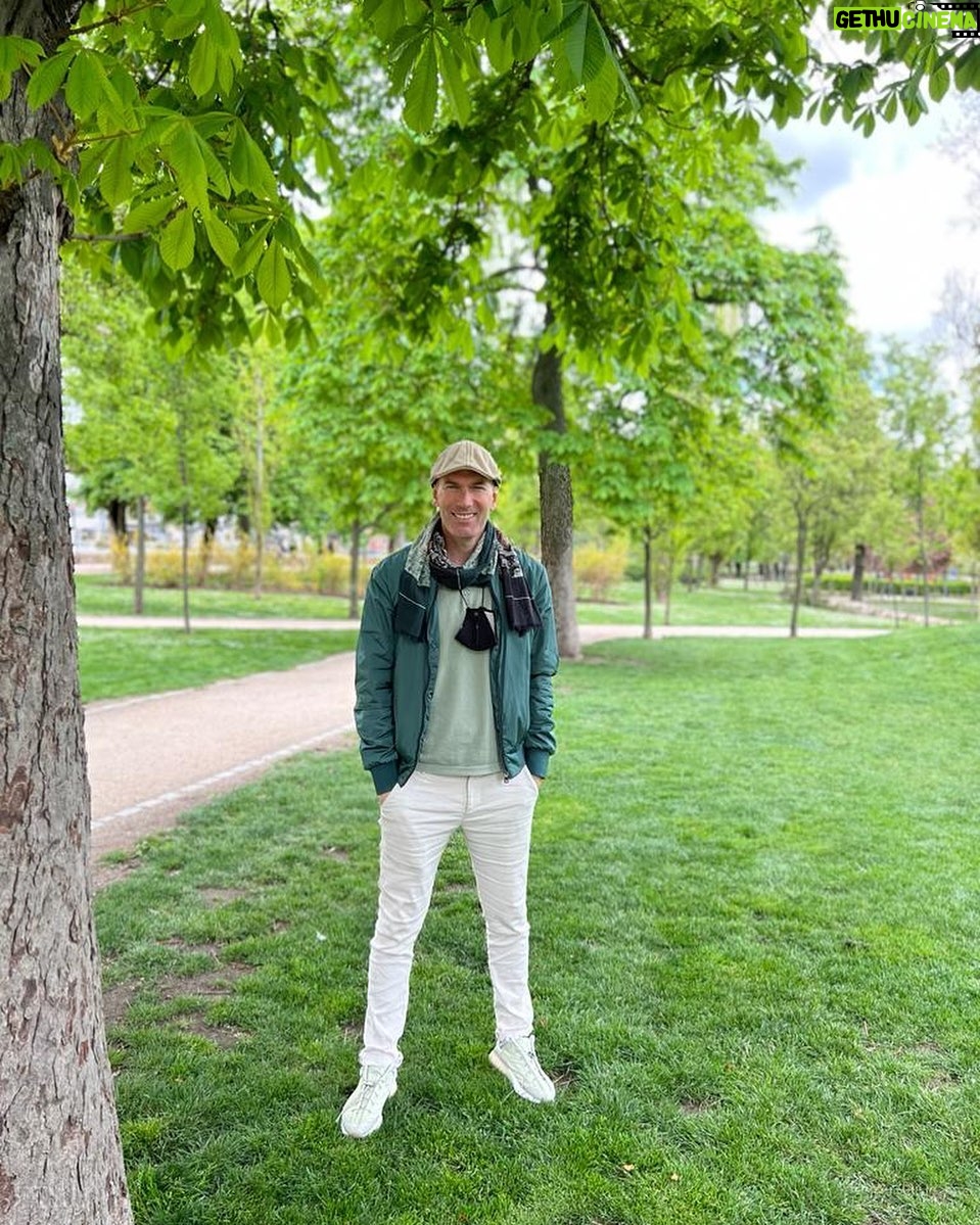 Zinédine Zidane - 1.2 Million Likes -