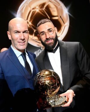 Zinédine Zidane Instagram - Je t’ai vu beaucoup travailler pour que ton jeu progresse et que tu deviennes ce que tu es. Tu as toujours cherché à t’améliorer. 
Aujourd’hui, ce trophée récompense ce travail et cette année exceptionnelle !
J’espère que tu continueras à nous régaler au Réal et pendant cette coupe du monde avec l’Equipe de France 🇫🇷