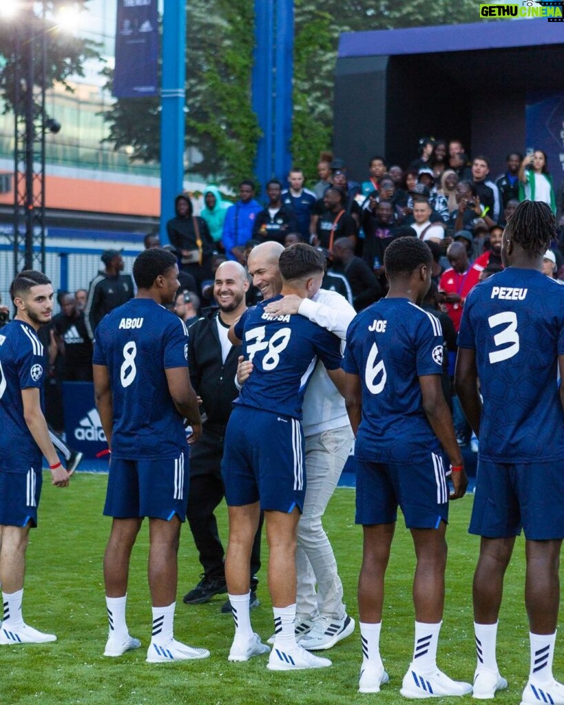 Zinedine Zidane Instagram - Revenir sur le Playground pour fêter le football ensemble. Merci Saint-Denis ! #GrandParisFinale @adidasfootball Saint-Denis, Seine-Saint-Denis