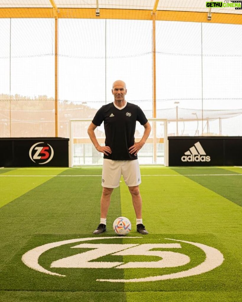 Zinedine Zidane Instagram - Découvrez mon nouveau centre @z5sport à Istres ⚽🎾 Z5 Istres