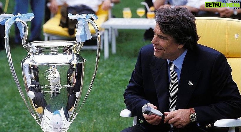 Zinedine Zidane Instagram - Mon souvenir de Monsieur Bernard Tapie, tout simplement le Président de l’OM qui a eu l’ambition de monter une équipe pour gagner la Champions League. Il a réussi! A jamais dans la mémoire du club et des Marseillais, que je suis. Toutes mes chaleureuses pensées à sa famille qui lui était d’un soutien inconditionnel.