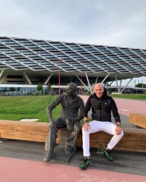 Zinédine Zidane Instagram - Very nice to visit @adidas HQ again. 
Thanks for the special welcome @adidasfootball ⚽