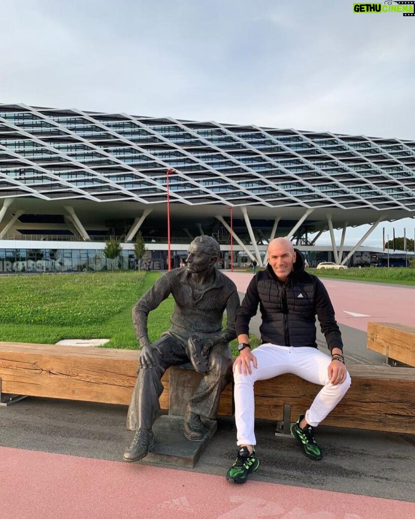 Zinedine Zidane Instagram - Very nice to visit @adidas HQ again. Thanks for the special welcome @adidasfootball ⚽