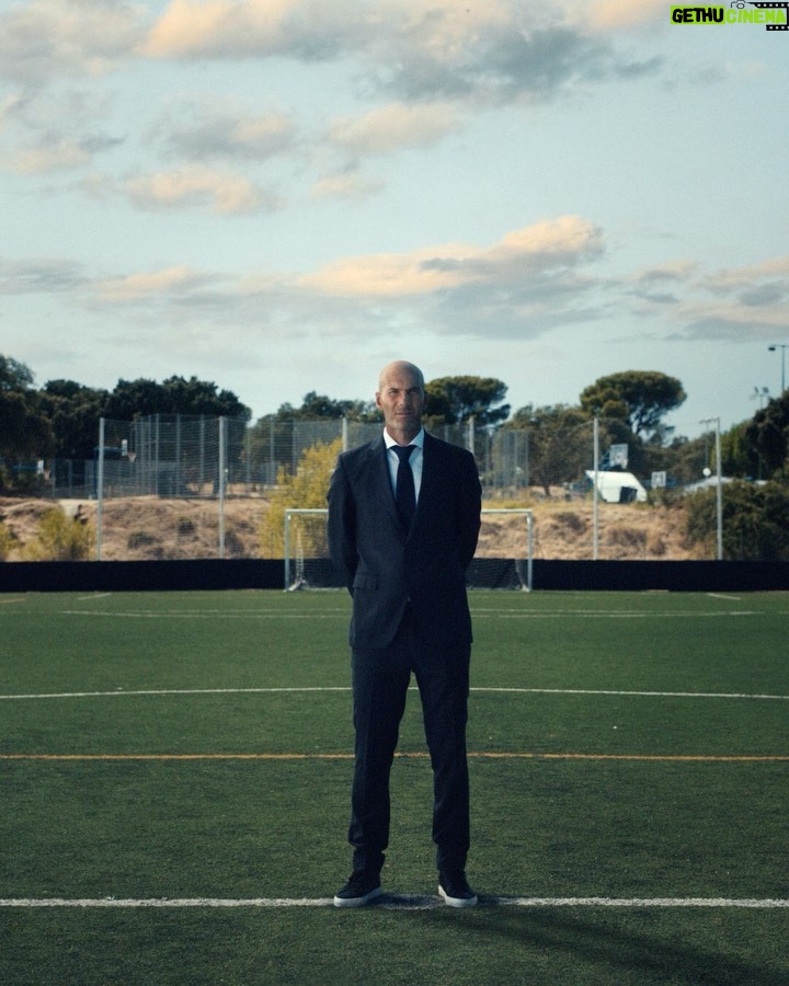 Zinedine Zidane Instagram - #FIFA22 #PoweredByFootball @easportsfifa