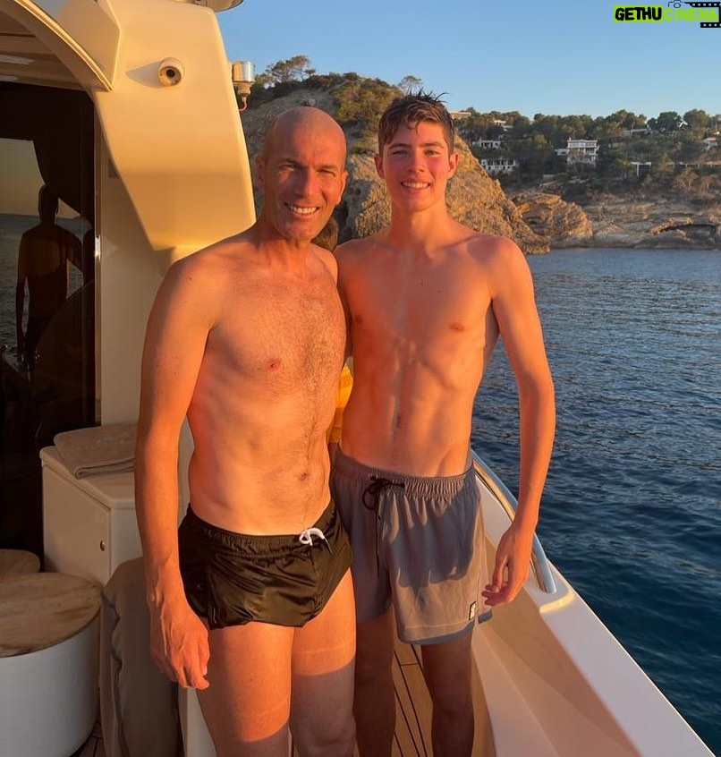 Zinédine Zidane - 1.1 Million Likes -
