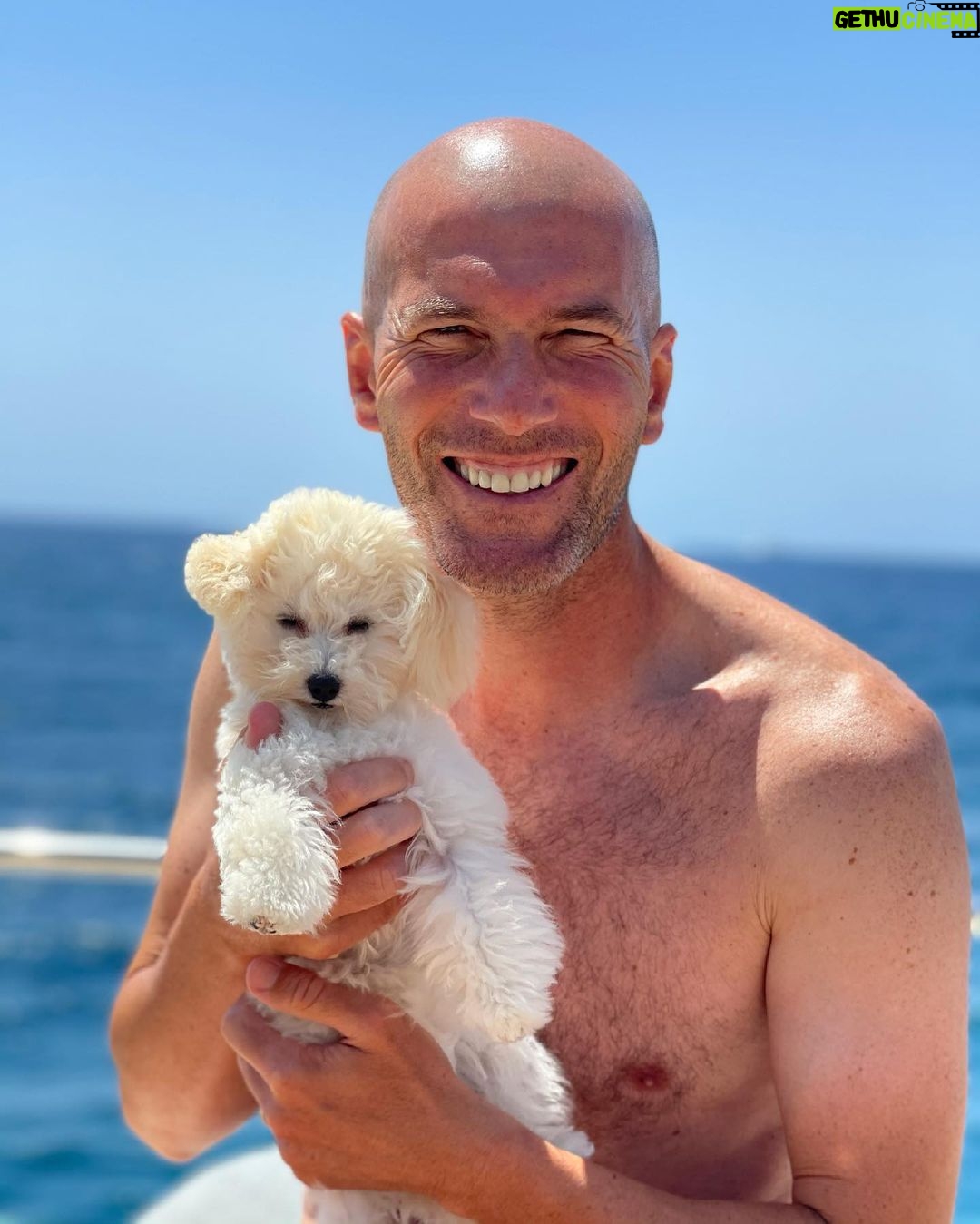 Zinédine Zidane - 1.1 Million Likes - Holidays’21 ☀️.