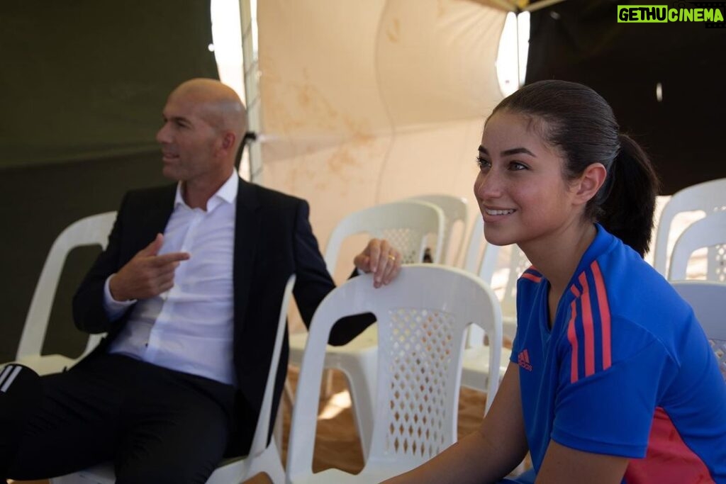 Zinedine Zidane Instagram - A pleasure to meet you, Nouf and Farah. Thank you for sharing your passion for football with me. Keep going on your journey. 👏🏻🔜📽