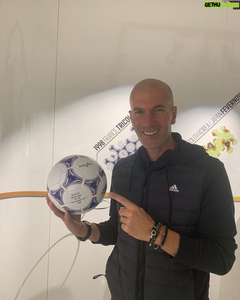 Zinedine Zidane Instagram - Very nice to visit @adidas HQ again. Thanks for the special welcome @adidasfootball ⚽